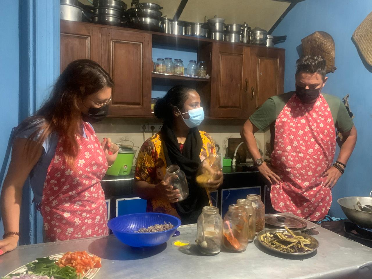 Cours de cuisine sri-lankaise dans une maison de famille — épices et currys